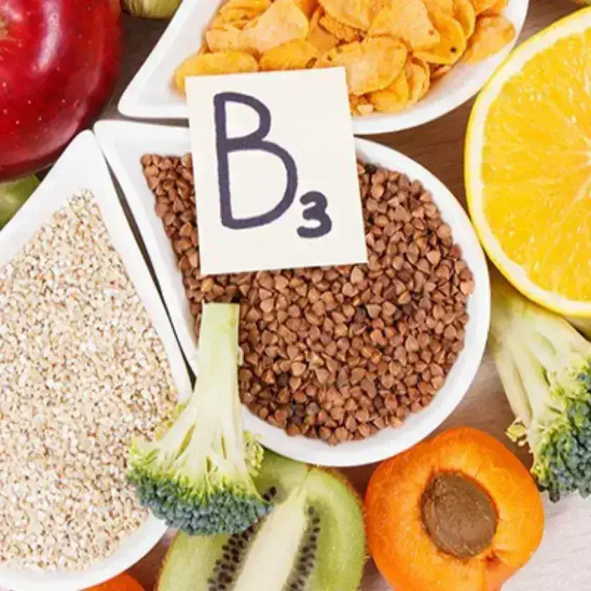 Também conhecida como niacina, é essencial para o metabolismo e a produção de energia.